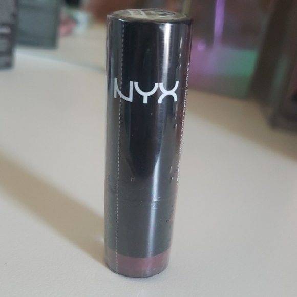 NYX Deep Plum Lipstick - Picture 1 of 3